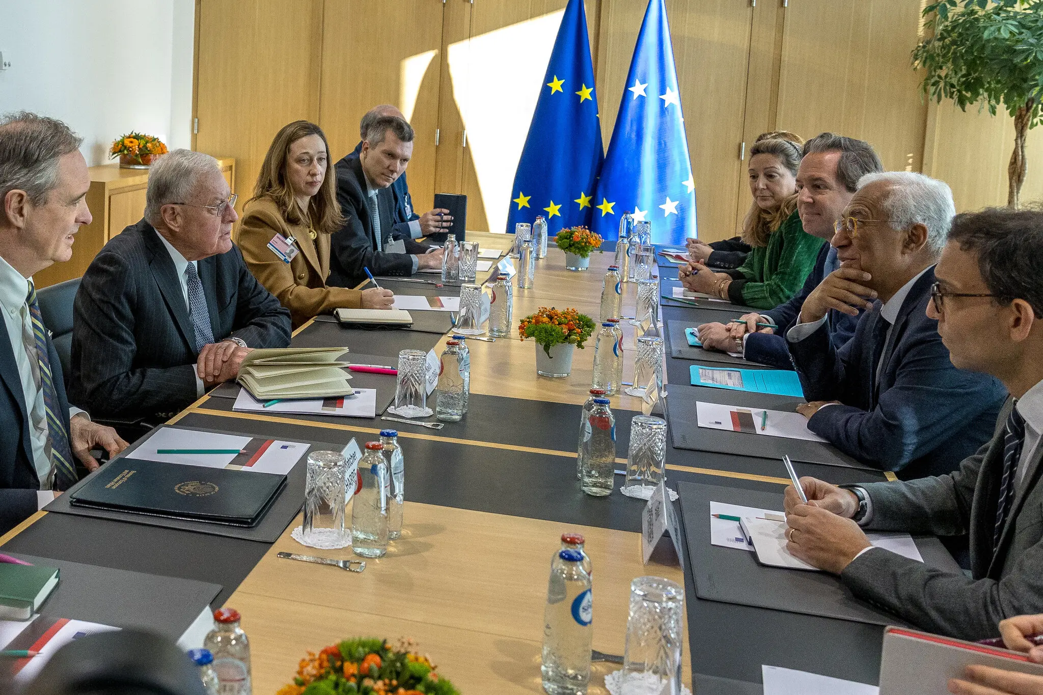 Президент Європейської Ради Антоніо Коста (правоцентрист) розмовляє зі спеціальним представником США з питань України та Росії Кітом Келлогом під час зустрічі 18 лютого в Брюсселі